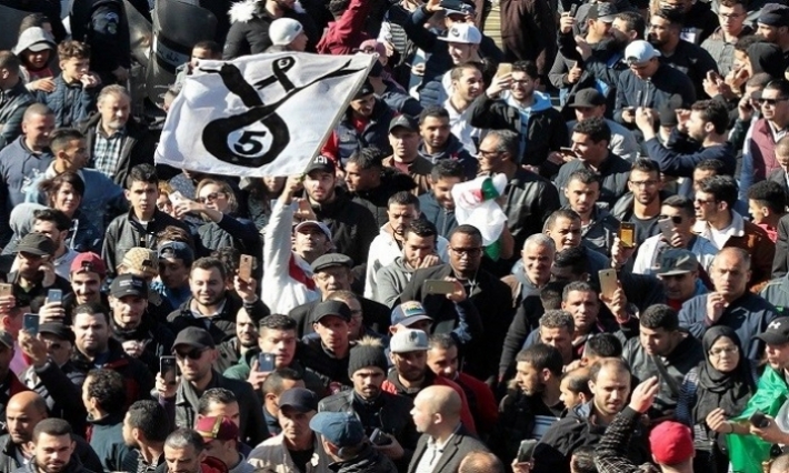 الجالية الجزائرية في فرنسا تتظاهر ضد ترشح بوتفليقة للرئاسة 