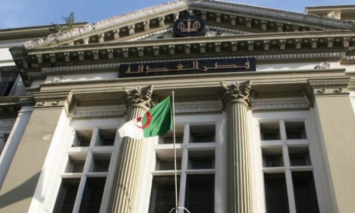 الجزائر: تأجيل إعادة محاكمة رئيسي وزراء سابقين بتهم فساد