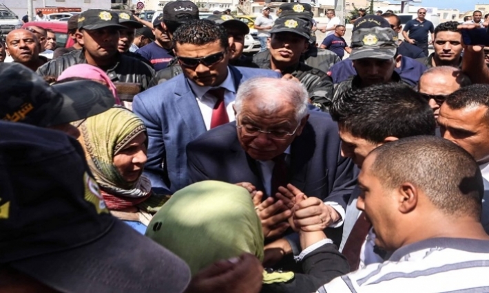كمال مرجان يزور برج الوزير ويتحادث مع أصحاب المنازل المتضررة من الأمطار