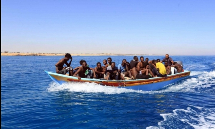 بالفيديو: طفل ينجو من الموت بعد انقلاب قارب للهجرة السرية