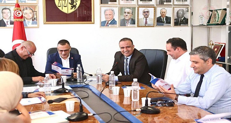 رئيس الجامعة يسلم وزير الرياضة مقترح قانون الجامعات