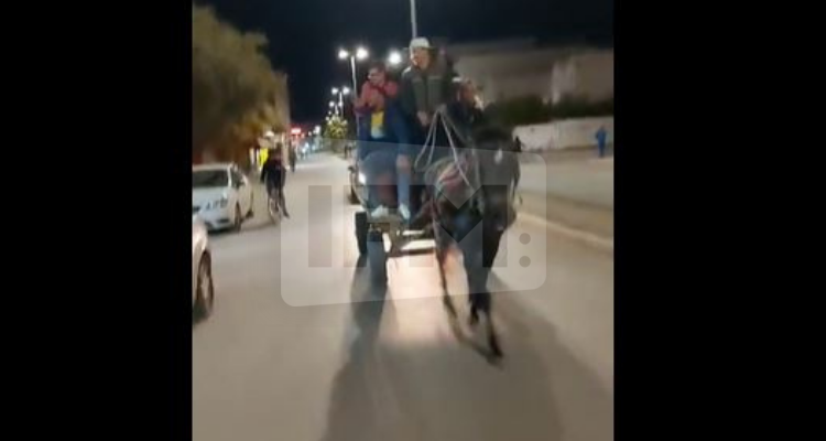 شبان يتنقلون إلى المقاهي بعربات تجرها أحصنة