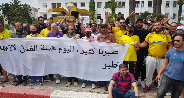 شعارDégage في وجه عبد السلام السعيداني من أمام ولاية بنزرت