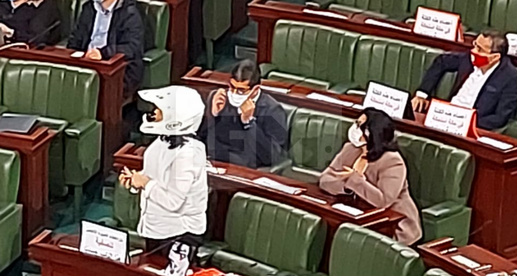 اطلالة عبير موسي البرلمانية خوذة دراجة نارية