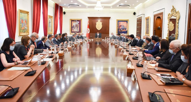 ندوة صحفية على الساعة الثانية