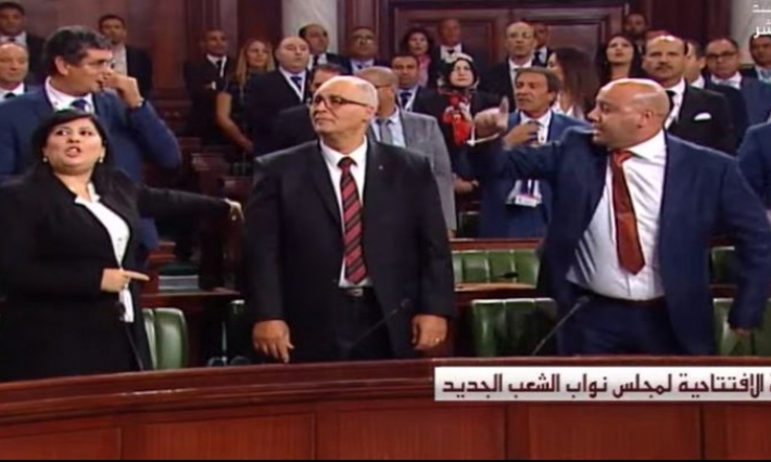 عبير موسي تدخل في حالة من الهيستيريا وتطالب بنقطة نظام والغنوشي يجيبها ويرفع الجلسة