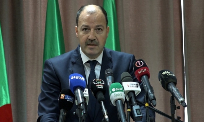 وزير الرياضة الجزائري يهدد أندية كرة القدم 
