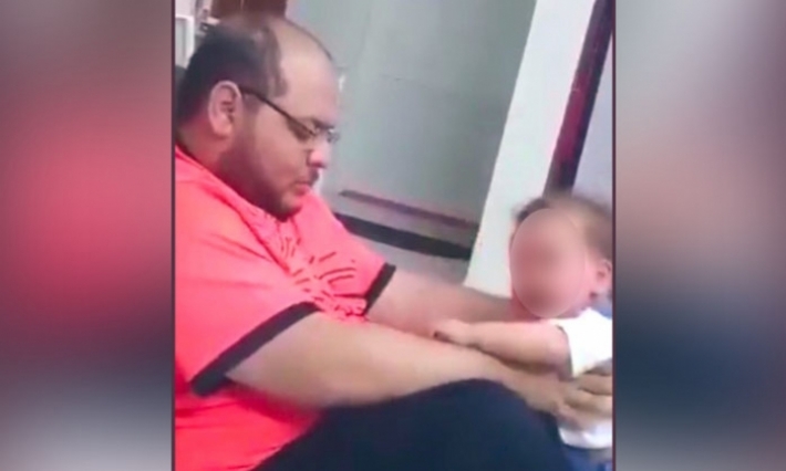 بعد تداول فيديو صام له وهو يضرب ابنته بوحشية: شرطة الرياض تعلن القبض على معذب طفلته