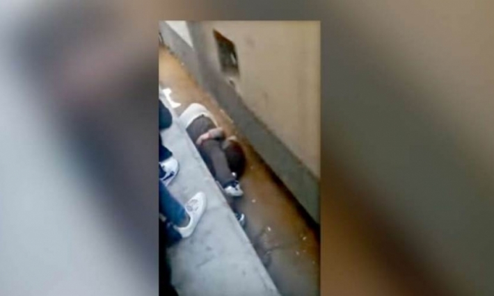مصر: الغرامة لمواطن أنقذ ابنته من الدهس تحت عجلات القطار (فيديو) 