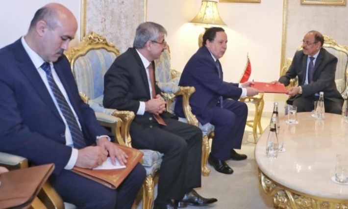 وزير الخارجية يسلم دعوة للرئيس اليمني للمشاركة في القمة العربية القادمة بتونس