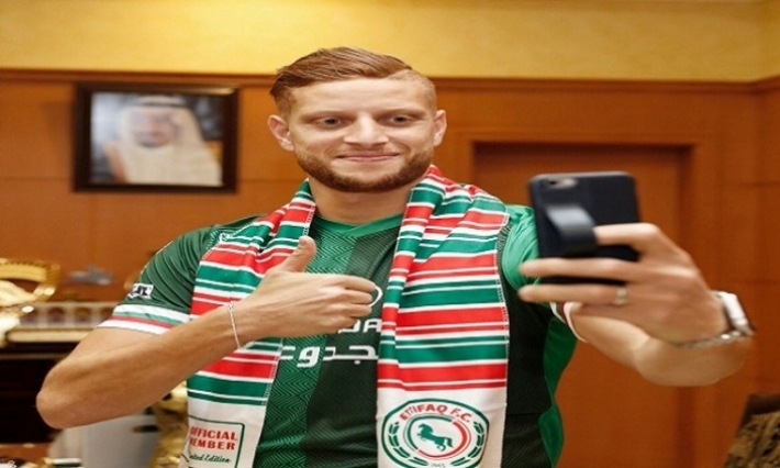 مدرب الاتفاق السعودي يطالب الإدارة بفسخ عقد اللاعب فخر الدين بن يوسف 