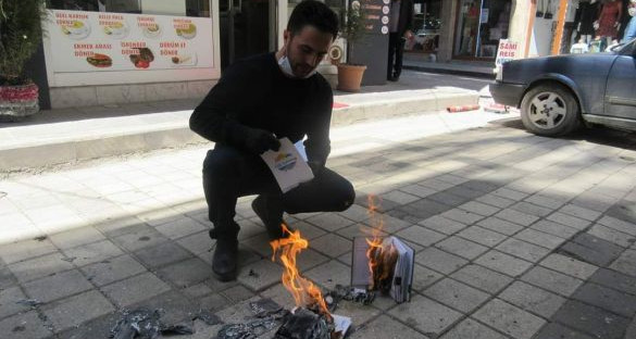 فيروس كورونا يجبر مدير مطعم تركي على حرق دفاتر الديون تضامنا مع زبائنه(صور)