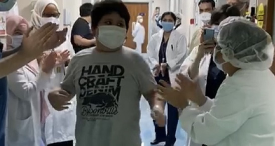 الإمارات تحتفل بخروج أصغر مصاب بكورونا من العناية المركزة (فيديو)