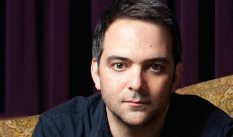 الموسيقي العالمي آدم شليزنغز ضحية جديدة من ضحايا كورونا