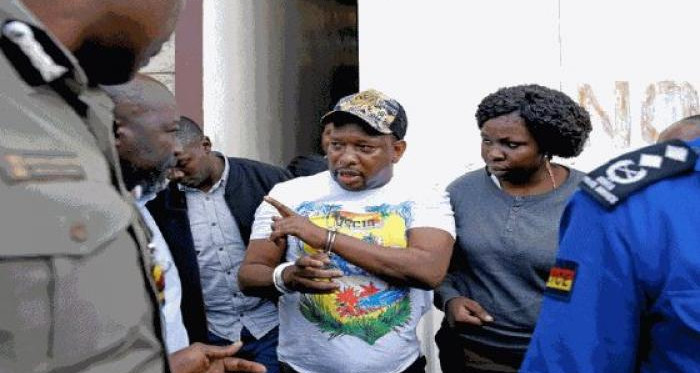 حاكم نيروبي يوزع الكونياك مجانا ”لقتل” فيروس كورونا