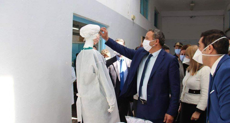 وزيرا الصحة والعدل يزوران سجن النساء بمنوبة ويتابعان تقدم صناعة الكمامات من قبل السجينات