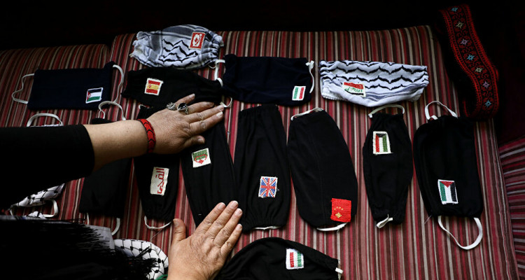 كمامات الفلسطينيين بألوان ”الكوفية” و”العلم” في القدس (صور)