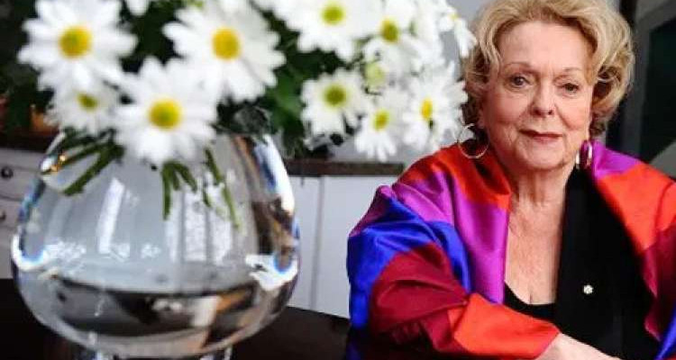 وفاة النجمة العالمية  شيرلي دوغلاس بفيروس كورونا