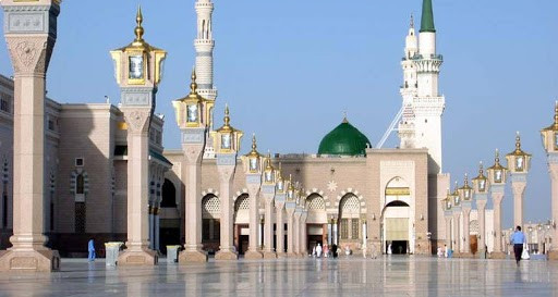 بعد 70 يوما من الإغلاق...المسجد النبوي يفتح أبوابه للمصلين (صور)