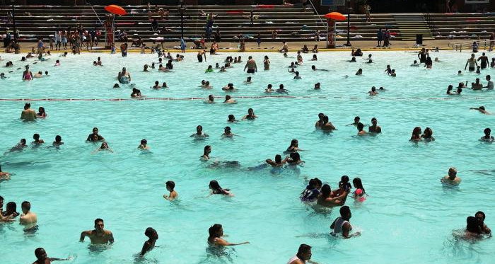 أستاذ في علم الفيروسات: مياه البحر والمسابح لا تتسبب في انتشار عدوى فيروس كورونا لأنها تحتوي على مواد تقضي عليه