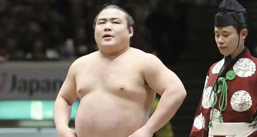 وفاة أول مصارع سومو ياباني بكورونا