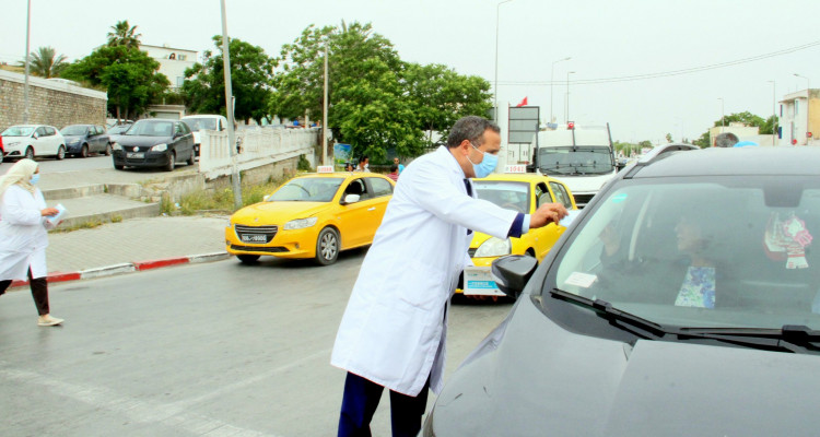 وزير الصحة يوزع الكمامات على المواطنين في الطريق (صور)