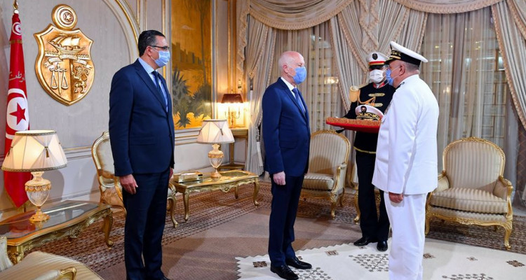 ترقية العميد بالبحرية عادل جهان إلى رتبة أمير لواء بالبحرية (صور)