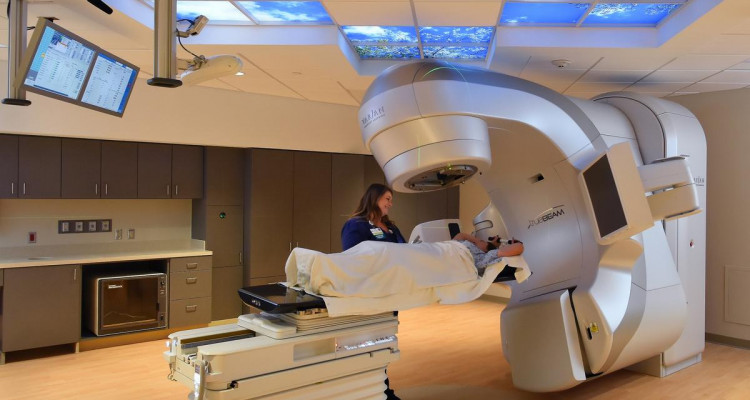 إطار بمستشفى يعطّل مرضى السّرطان ويوجههم الى مركز أشعّة على ملكه الخاص