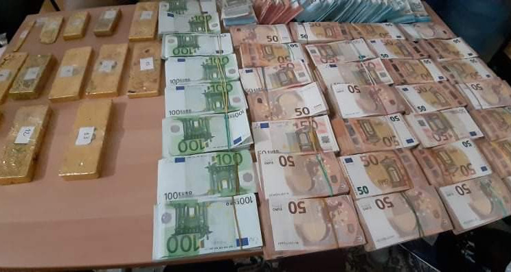 الصخيرة : حجز سيارة ليبية محملة بـ13 سبيكة من الذهب و600 ألف أورو (صور)