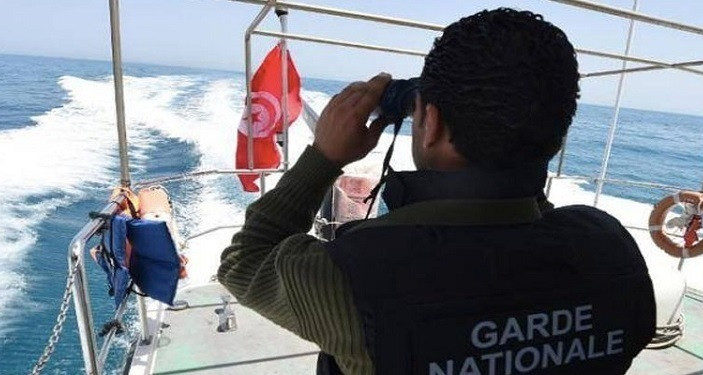 بينهم 5 نساء و4 رضع ...جيش البحر ينقذ 70 مهاجرًا من الغرق