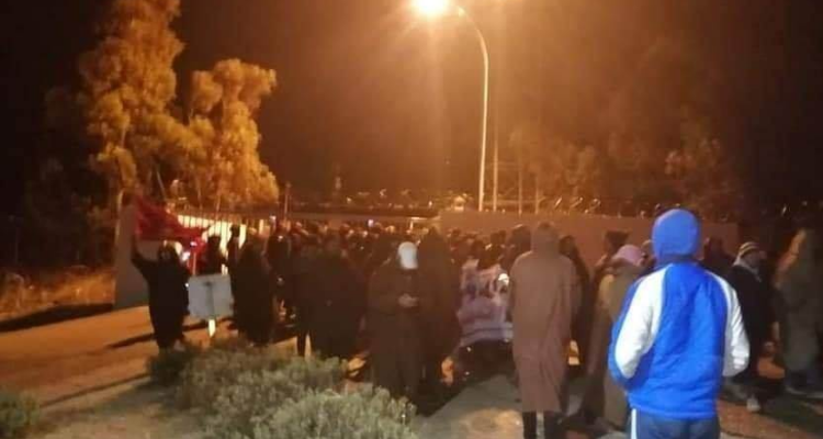القصرين-العيون : معتصمو الدولاب يغلقون '' فانة'' البترول