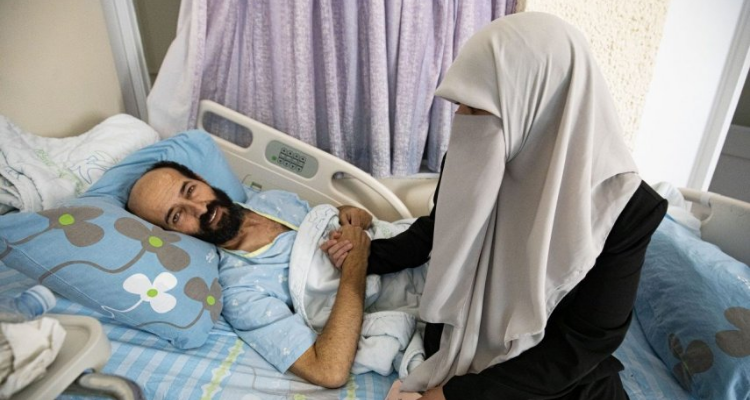 بعد 103 أيام اضراب عن الطعام...الأسير الفلسطيني ماهر الأخرس يتنفس الحرية