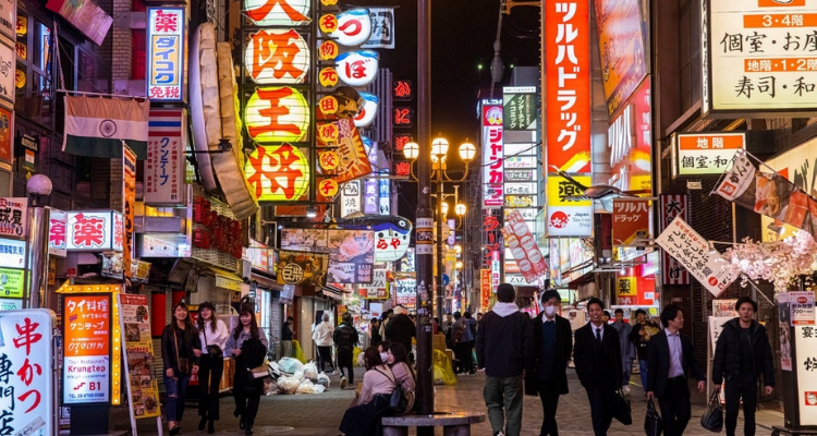 اليابان تقرّ مجانية تلقيح كورونا لجميع مواطنيها