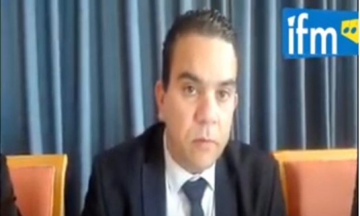 أب يستغيث: "زوجتي هربت أبنتاي بعد إرشاء شرطة الحدود" 