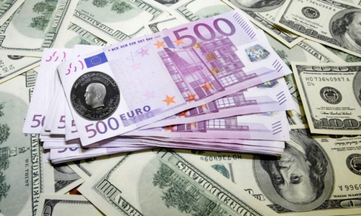 الدينار يواصل الانحدار مقابل الأورو والدولار