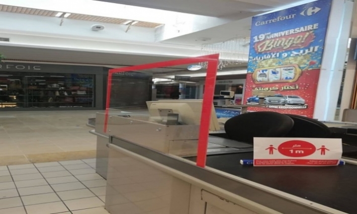 Carrefour installe des protections en plexiglas aux caisses