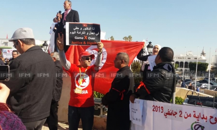 اتحاد إجابة يحتج في ساحة الحكومة ويهدد بالتصعيد