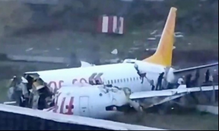 طائرة تخرج عن المدرج وتنقسم الى نصفين في إسطنبول