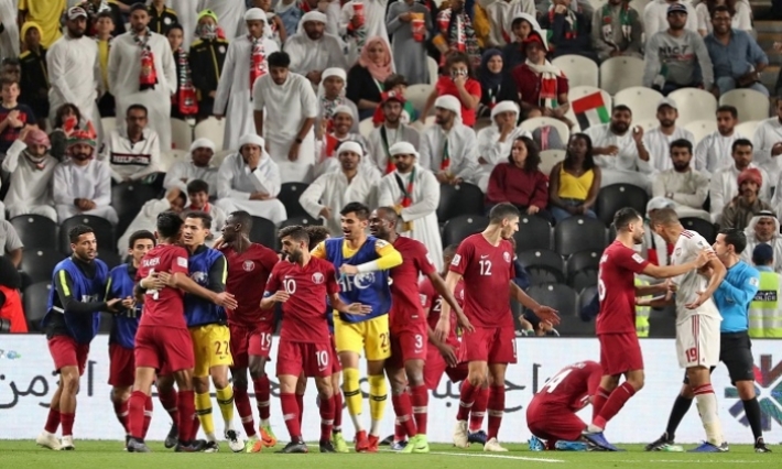 الجماهير الإماراتية تلقي الأحذية و''الشباشب'' على لاعبي المنتخب القطري 