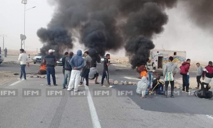 محتجون يغلقون الطريق الوطنية 3 الرّابطة بين توزر وقفصة