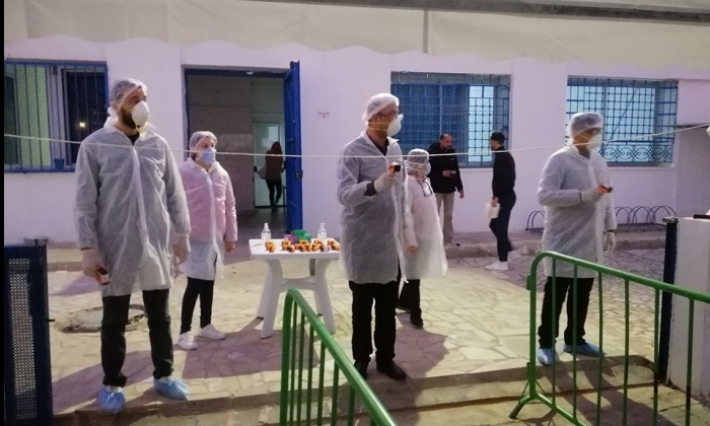 العاملون بشركة "كنسوماد" يدخلون في حجر صحي وقائي ويواصلون صناعة الأقنعة الطبية