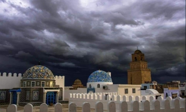 الخطاط صفوان ميلاد يزين قباب القيروان بالخط العربي الأصيل