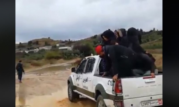 بالفيديو: أعوان الحرس الوطني يجلون المواطنين العالقين بسبب الأمطار