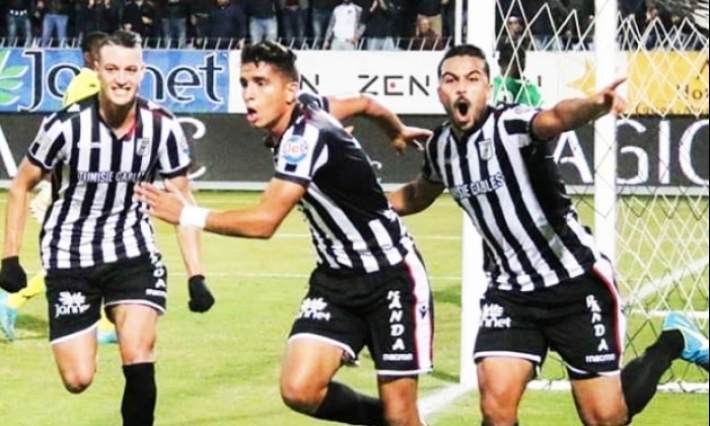 بثنائية في شباك نهضة بركان: النادي الصفاقسي يضع قدما في نهائي كأس الكونفدرالية