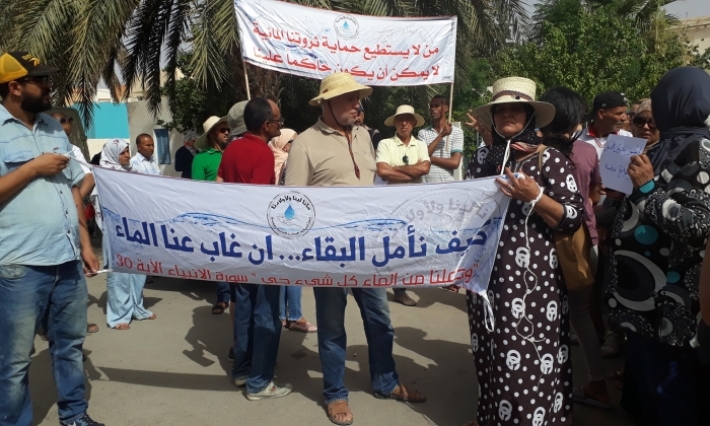 وقفة احتجاجية لعدد من أهالي قفصة المدينة احتجاجا على الانقطاعات المتكررة للماء الصالح للشراب
