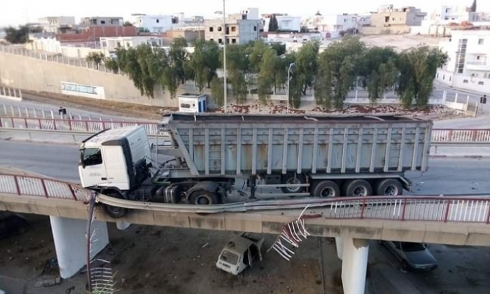 انزلاق شاحنة ثقيلة فوق جسر مدخل مدينة القلعة الصغرى