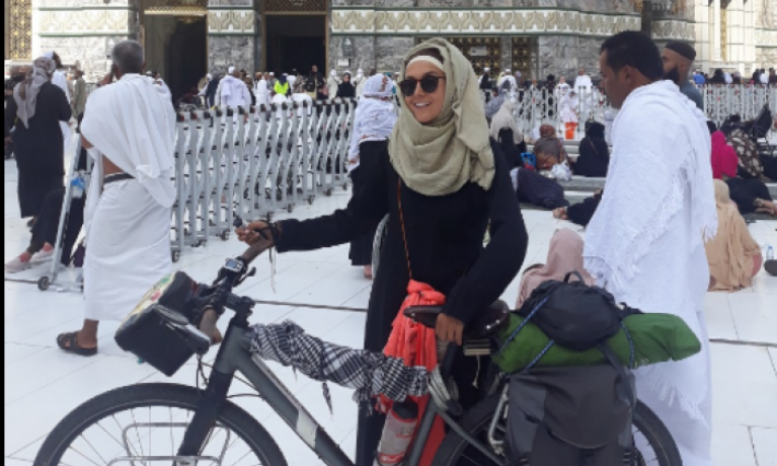 التونسية سارة حابة تصل مكة المكرمة عن طريق دراجتها الهوائية