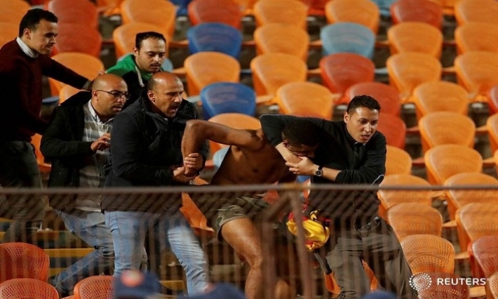 مواجهات عنيفة في القاهرة والأمن المصري يعتدي ويهين جماهير الترجي