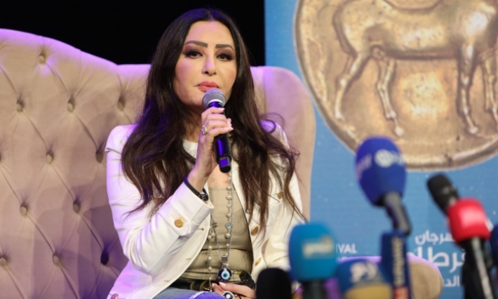 لطيفة العرفاوي تعلق على تصريح مدير مهرجان قرطاج الذي وصف برمجة عرضها بأنه ''ماخذة في الخاطر''