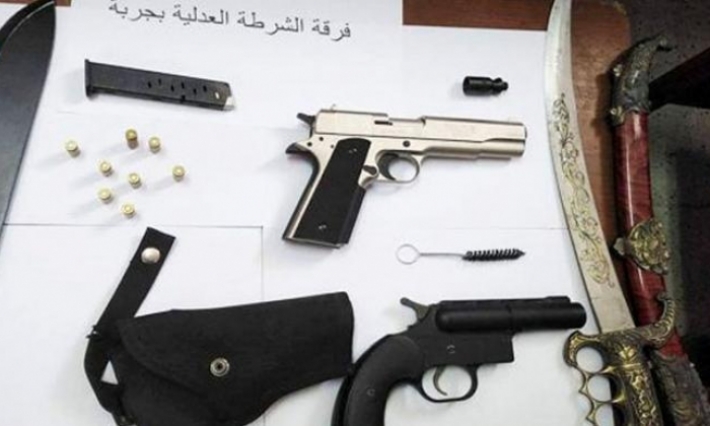 جربة: ضبط مواطن فرنسي بحوزته مسدسين و سكاكين